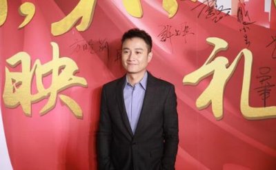 ​文章新发型亮相差点没被认出 网友：这是要“从头开始”啊