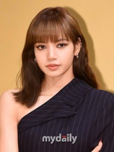 ​韩国女团BLACKPINK成员LISA将推出个人专辑