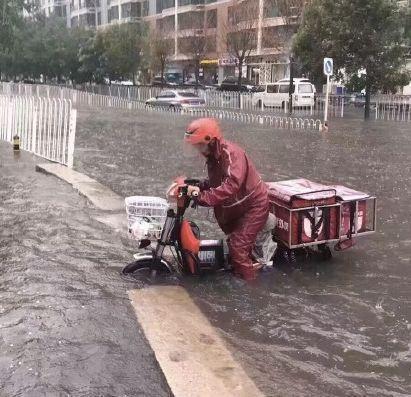 搞笑分享：各项全能的外卖小哥太高能，厉害了