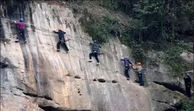 成都家门口就能敞开玩刺激乐游玻璃栈道,悬崖餐厅在哪儿呀!