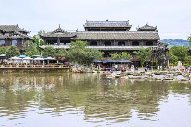 成都家门口就能敞开玩刺激乐游玻璃栈道,悬崖餐厅在哪儿呀!