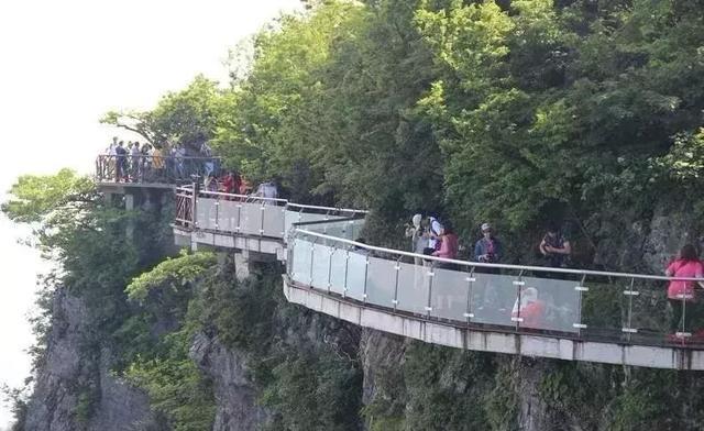 成都家门口就能敞开玩刺激乐游玻璃栈道,悬崖餐厅在哪儿呀!